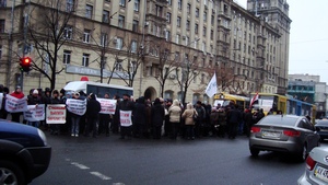 Работники КП «Горэлектротранс» митингуют в центре города