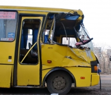 Утром под Харьковом столкнулись автобус и грузовик
