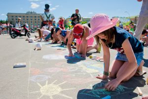 На площади Свободы в Харькове дети рисуют на асфальте и общаются с животными