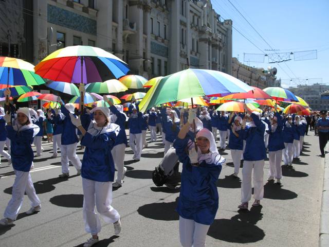 В Харькове состоялось праздничное шествие, посвященное году до открытия чемпионата Евро-2012
