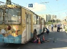 В Харькове троллейбус переехал мужчину