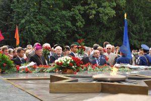 На Мемориале Славы в Лесопарке почтили память погибших за Отечество