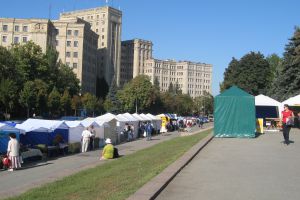 На площади Свободы открылась продовольственная ярмарка