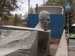Памятник Макаренко переезжает с Сумской на территорию «ФЭДа»