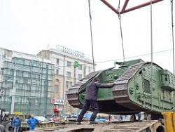 С площади Конституции увезли 2 танка на реставрацию
