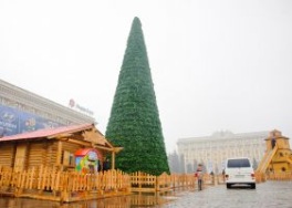 На площади Свободы устанавливают новогоднюю елку