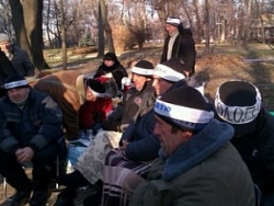 Чернобыльцы продолжают голодать на скамейках в Мариинском парке