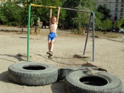 В Харькове начали сносить аварийные детские площадки