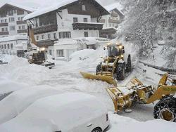 Снежный хаос в Австрии: туристические курорты отрезаны от мира