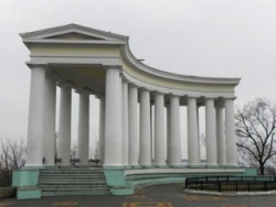 В Одессе неизвестные покрасили колоннаду Воронцовского дворца