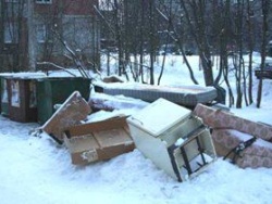 Старый диван можно выбросить на мусорку, а строительный мусор - только по отдельному договору
