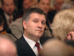 Генпрокуратура обещает доставить-таки Авакова в Украину
