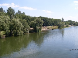 Харьковчане открыли купальный сезон. СЭС не советует лезть в грязь