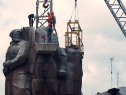Памятник с пл. Конституции демонтировали незаконно, - Апелляционный суд Киева