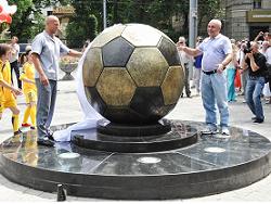 В саду им. Т.Шевченко открыли памятник футбольному мячу
