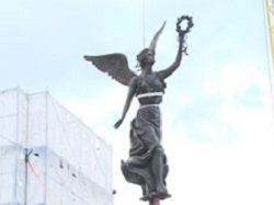 Монумент Независимости смонтировали на площади Конституции (ФОТО)