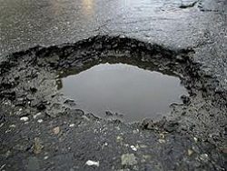 Азаров недоволен ремонтом харьковских дорог