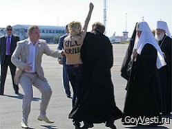 Активистка «Femen» представилась харьковской журналисткой и напала на патриарха Кирилла