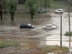 Дождь в Харькове превратил Салтовку в Венецию (ФОТО)