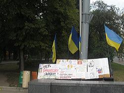 «Языковые» протестанты перебрались к памятнику Шевченко