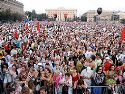 Около 100 тысяч человек праздновали День города на площади Свободы