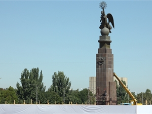 Новый памятник Независимости в Харькове оказался копией монумента в Бишкеке