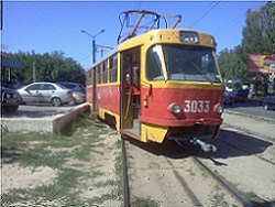 Утром в Харькове с рельсов сошел трамвай
