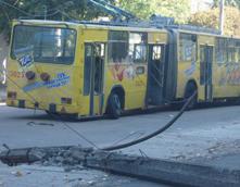 В Харькове на троллейбус упал столб