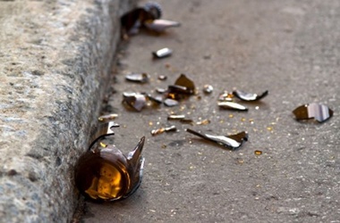 На Харьковщине пьяная девушка порезала подруге лицо разбитой бутылкой