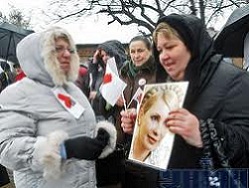 Возле ЦКБ №5 собрались больше сотни человек, чтобы поздравить Тимошенко
