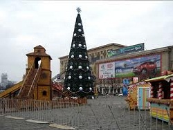 На площади Свободы разбирают новогоднюю елку