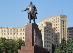 Памятник Ленину в Харькове охраняет милиция