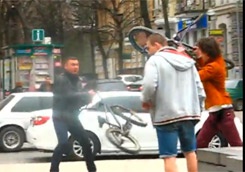 Как в Харькове таксисты с велосипедистами дрались (ВИДЕО)