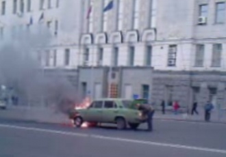 Возле Харьковского горсовета сгорел автомобиль