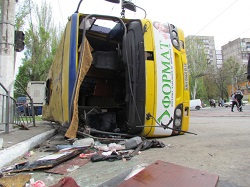 В Мариуполе перевернулась маршрутка: 25 человек пострадали