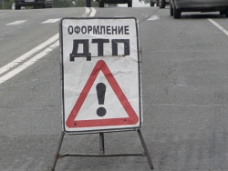 В Харькове на мосту не смогли разминуться две иномарки