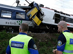 В Одесской области пригородный поезд снес с рельсов молоковоз, ранены два человека