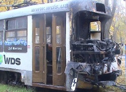 В Харькове трамвай столкнулся с бетономешалкой и загорелся (ФОТО)