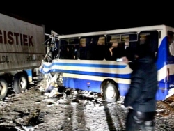 На Харьковщине лоб в лоб столкнулись автобус и фура