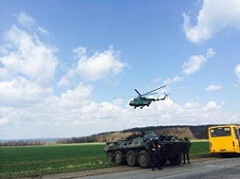 В Славянск вошли украинские БТР и вертолеты