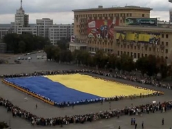 Харьковские строители украшают новостройки украинскими флагами