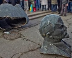 В Богодухове свалили Ленина