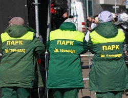 Харьковские коммунальщики щеголяют в обновках из зоны