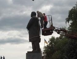 На Харьковщине "упал" ещё один Ленин (ФОТО)