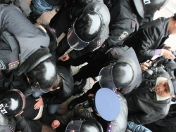 В Харькове у здания горсовета активисты устроили потасовку
