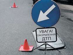 В центре Харькова "Тойота" снесла столб: пострадал мужчина