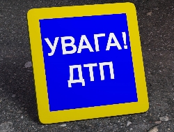 Под Харьковом легковушка врезалась в припаркованный АУЗ: есть пострадавшие