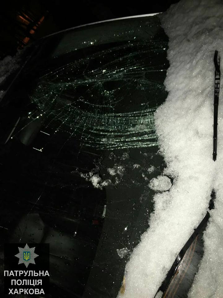 В центре Харькова упавший с крыши пласт снега разбил две машины (фото .