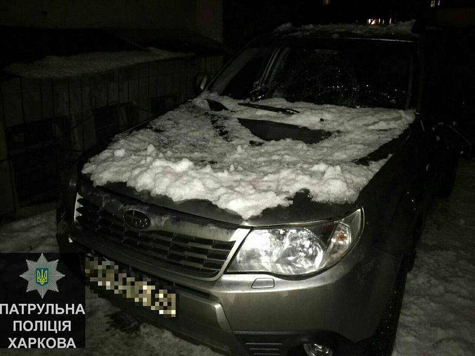 В центре Харькова упавший с крыши пласт снега разбил две машины (фото .