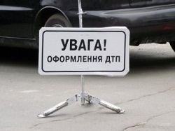 В центре Харькова на скользкой дороге не удержался автомобиль